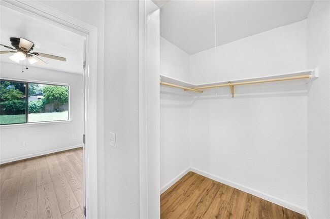 Building Photo - 914 Peggotty Pl