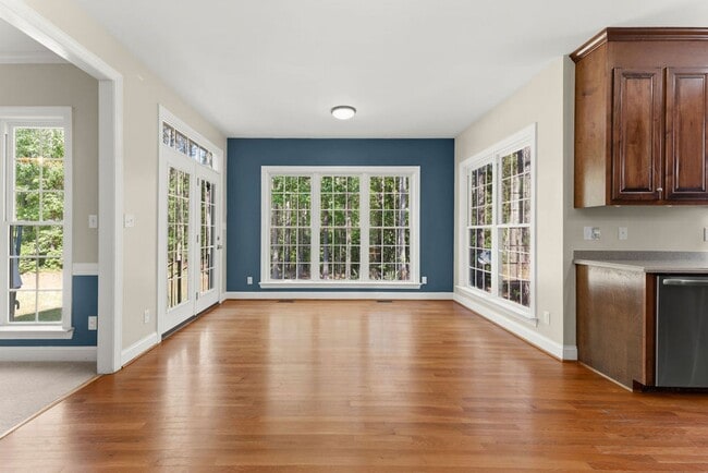 Building Photo - Large home with 5 bedrooms in Brickshire