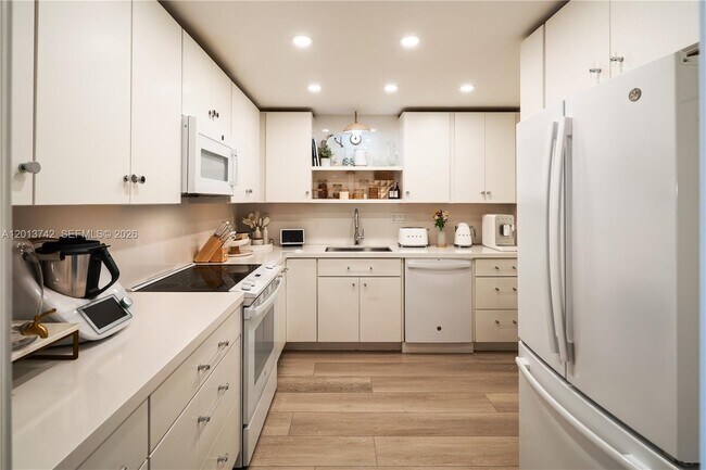 Building Photo - 210 Seaview Dr