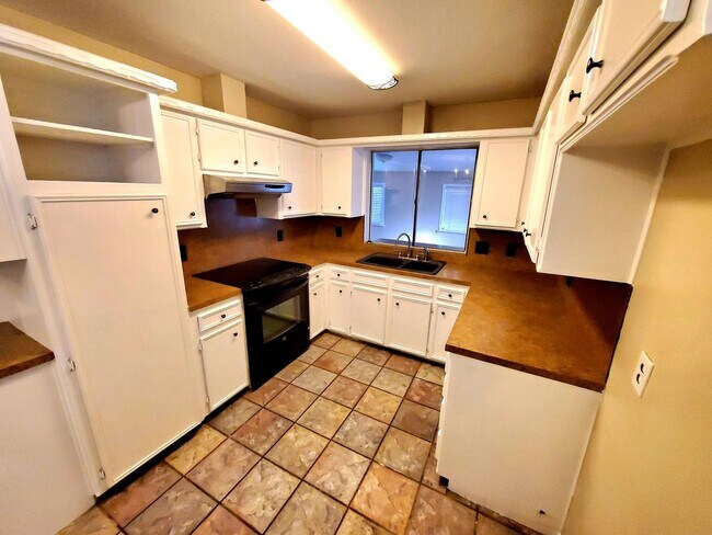 Building Photo - Spacious and Gorgeous 3/2 in Northwest Lub...