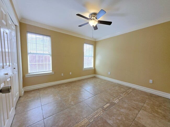 Building Photo - 2,465sf EXPANSIVE HOME IN THE HARLINGEN ME...