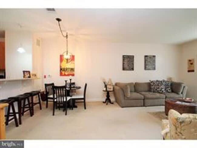 Building Photo - 200 W Elm St