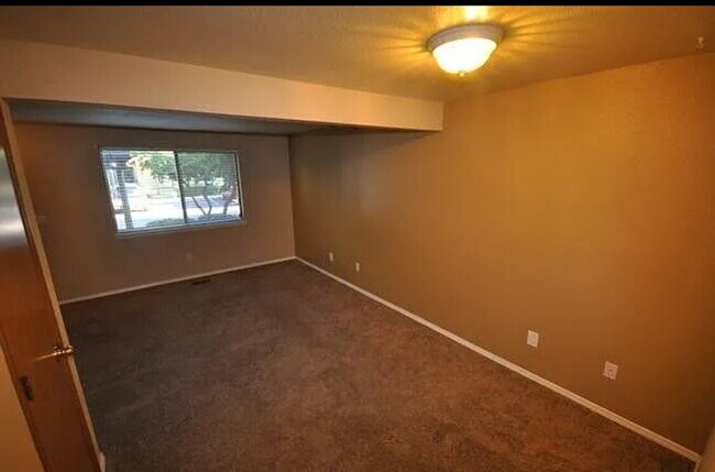 Building Photo - "Charming 2-Bedroom Retreat with Modern Co...