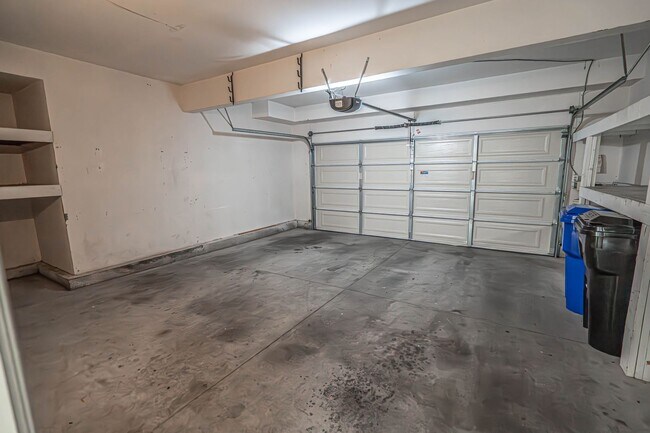 Building Photo - 4 Bedroom Oaklane Townhome in Santa Clarita!