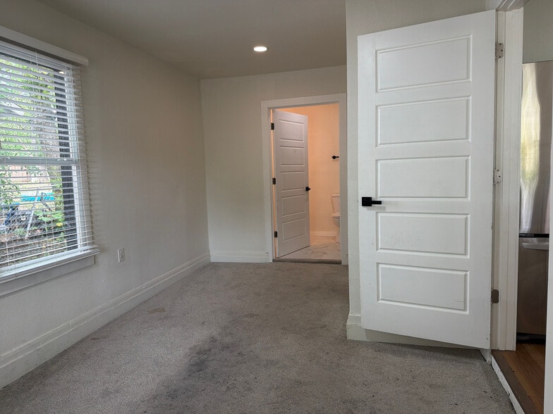 Building Photo - Room in House on Rockridge Dr