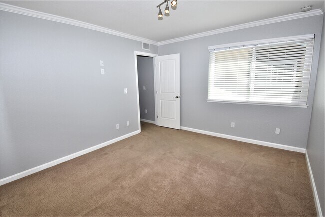 Building Photo - 5030 Greenberry Dr