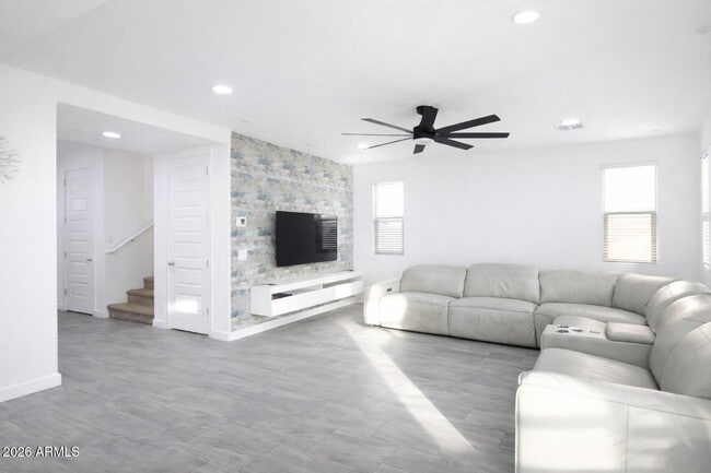 Building Photo - 2353 E Castanets Dr