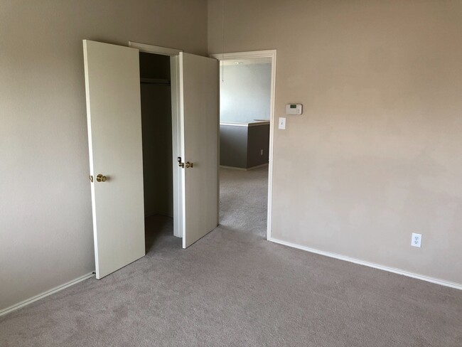 Building Photo - Roomy 4 bedroom 2.5 bath in Waxahachie!!