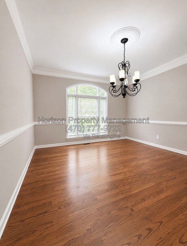 Building Photo - 3235 Bentwood Close