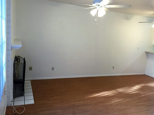 Building Photo - **COMFORTABLE 2br/2ba TOWNHOME (GILBERT & ...