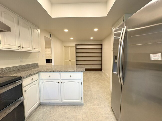 Building Photo - Beautifully Updated 3-Bedroom Townhome in ...