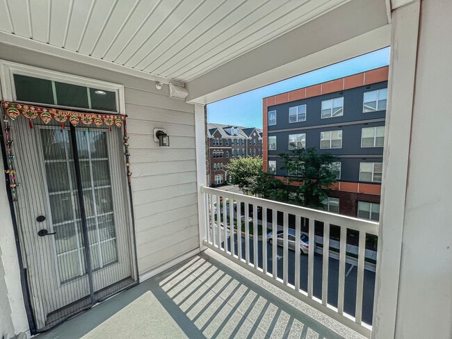 Building Photo - Stunning and Spacious 3 Bed, 2.5 Bath End-...