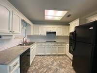 Building Photo - 3 Bedroom House located off Burbank near S...