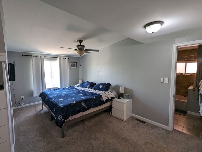 Building Photo - 4 Bedroom!  Guest suite! Parking! Pets Wel...