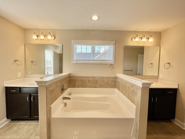 Building Photo - 4 Bed, 2 And A Half Bath Nest In Bedford
