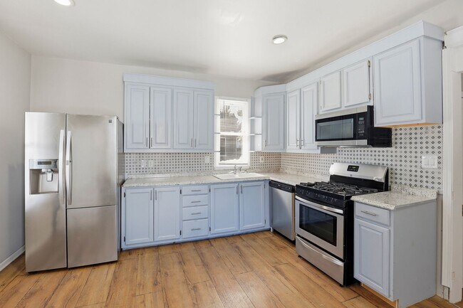 Building Photo - 5 Bedroom House in Manitowoc