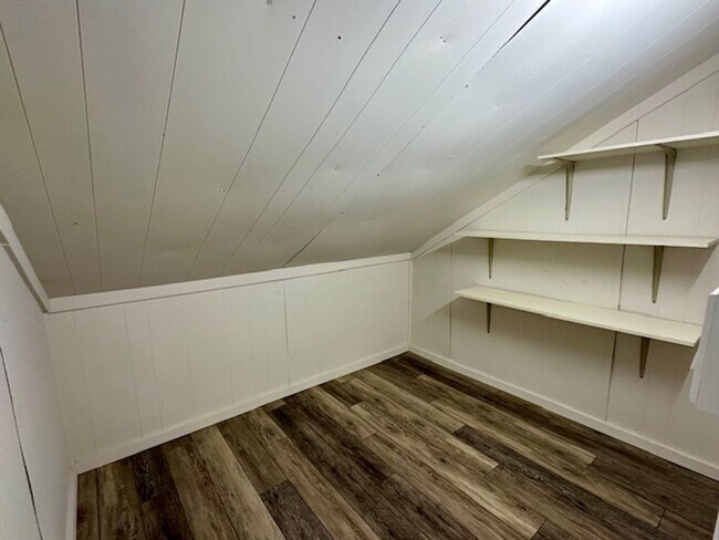 Building Photo - 127 5th Ave W