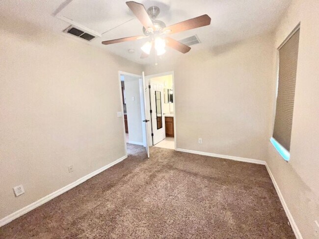 Building Photo - MOVE IN MAY-Water & electricity included 1x1 above garage apartment!! Full kitchen & bathroom!! W...