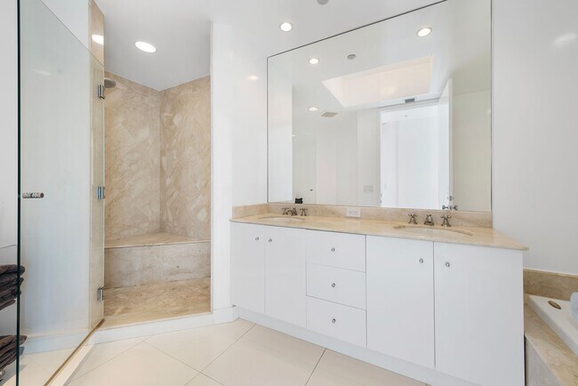 Building Photo - 100 South Pointe Dr