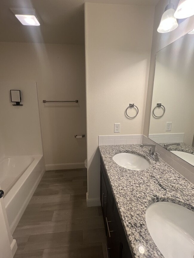 Building Photo - Beautiful 4 bedroom/ 2 bathroom home locat...