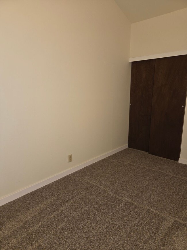 Building Photo - Spacious Townhome!