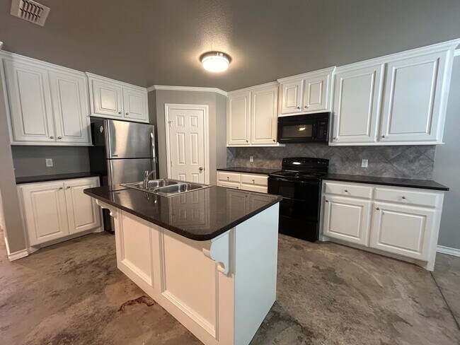 Building Photo - Beautiful Home Located Near High School, T...