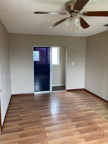 Building Photo - 985 N Iowa Ave