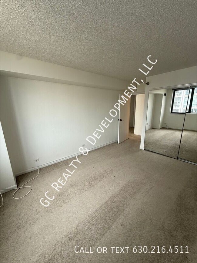 Building Photo - 33 W Delaware Pl