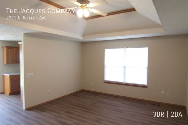 Building Photo - 2221 N Weller Ave