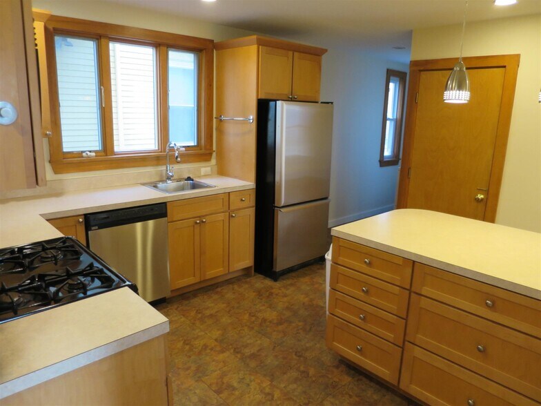 Building Photo - 7 Rogers Ave