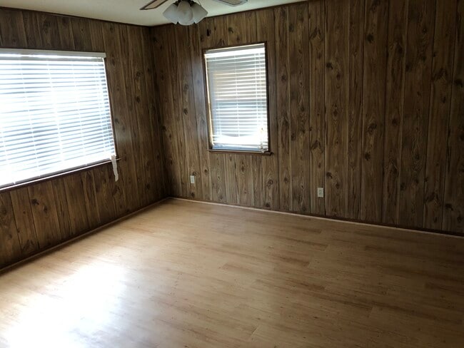 Building Photo - 109 Broadmoor Dr