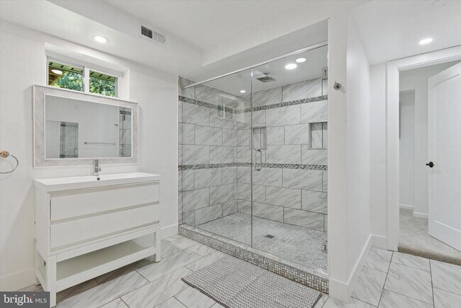 Building Photo - 1220 Valley Rd