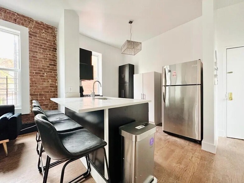 Building Photo - Furnished room/NOT APARTMENT