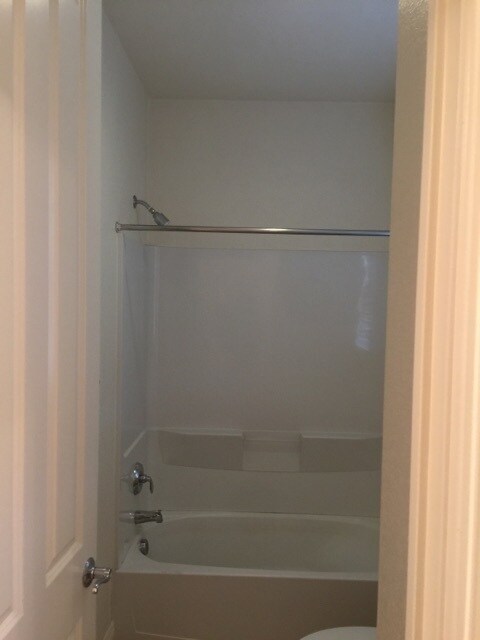 Building Photo - Manteca 4 Bedroom 1/2 bath 2 Car Garage ta...