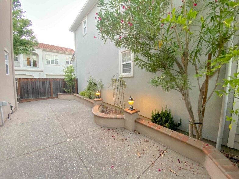 Building Photo - 4625 Malayan St