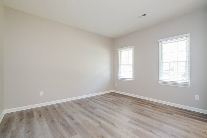 Building Photo - 4513 River Edge Dr