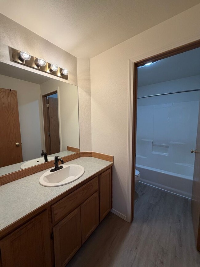 Building Photo - One Level, Golf Course Living- 3 bed + office, 2 bath