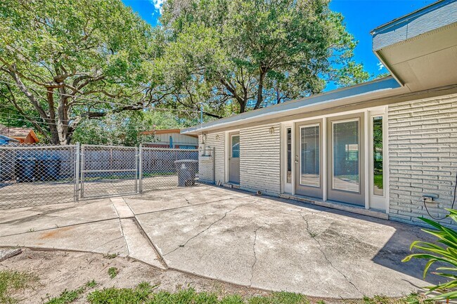 Building Photo - 5611 Briarbend Dr