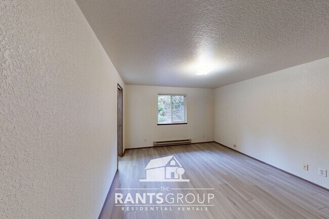 Building Photo - 832R