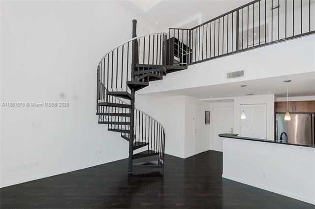 Building Photo - 300 S Biscayne Blvd