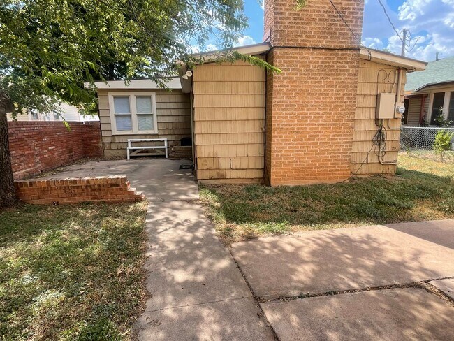 Building Photo - Two Bedroom Two Bathroom Home w/ a BONUS Room