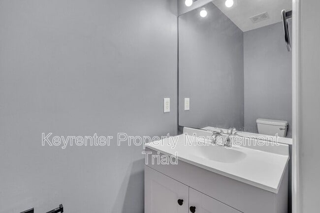 Building Photo - 16 Raelans Cir