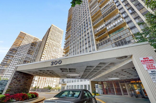 Building Photo - 200 Winston Dr