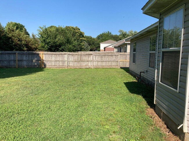 Building Photo - JUST REDUCED!!! 3 Bed / 2 Bath Extremely close to Wedington Exit!