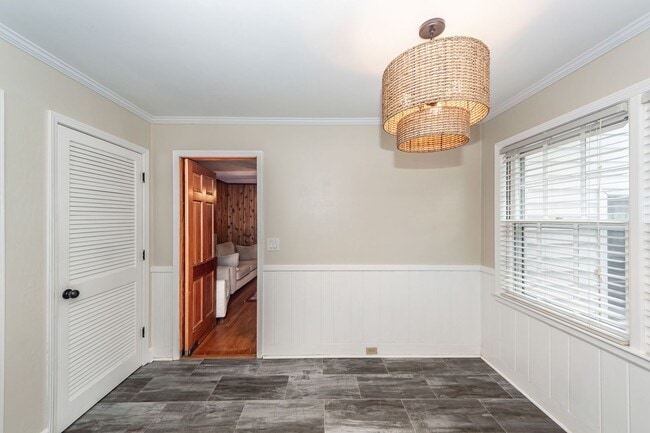 Building Photo - 6 Bedroom, 2.5 Bath House in Drayton on th...