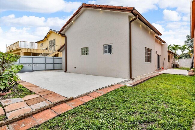 Building Photo - 8211 NW 194th Terrace