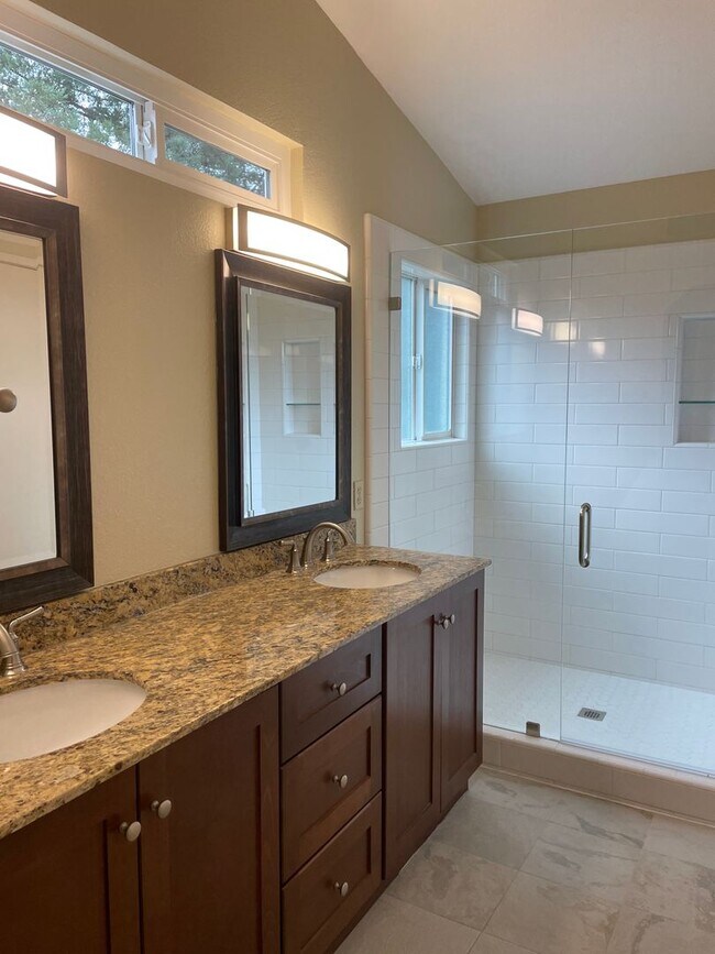 Building Photo - 4 bedroom 3 full bath Windsor Home!