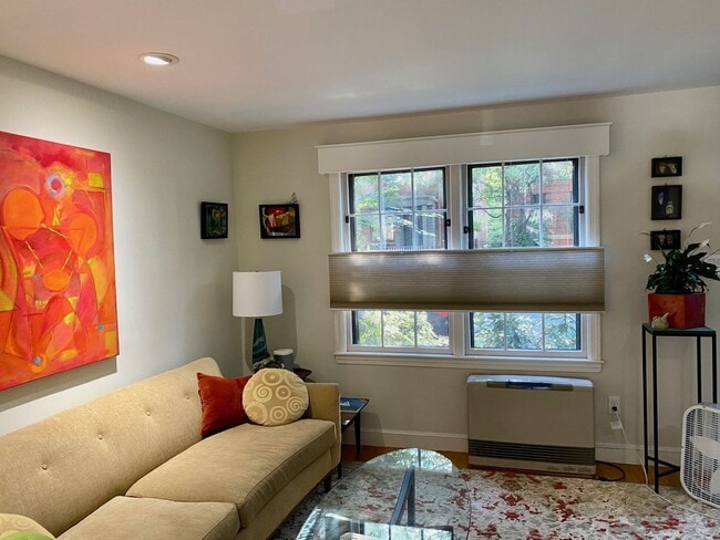 Building Photo - Spacious 2BR/1.5BA Townhouse Available February 1st!!  Great West End Location!!