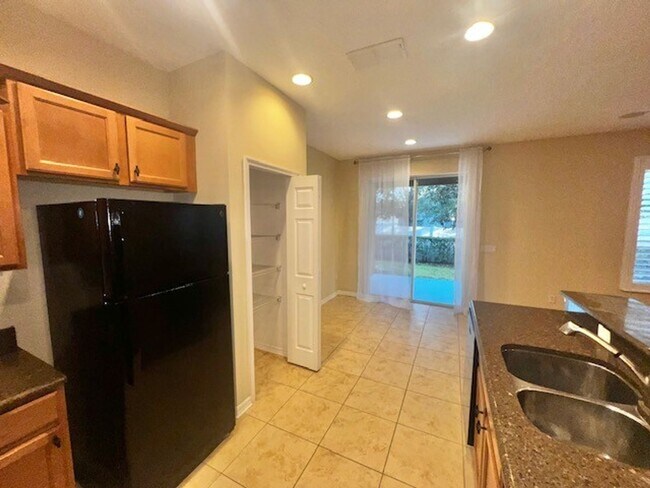 Building Photo - MOVE IN NOW-OVIEDO RENTAL!BEAUTIFUL 3 bd 2.5 bath townhome! 2 CAR ATTACHED GARAGE!FRESH PAINT! Wa...