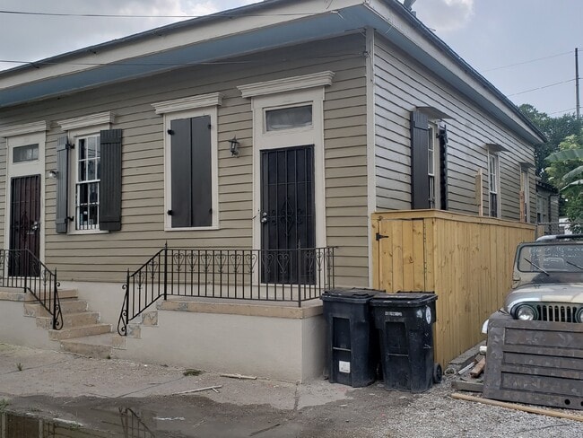 Building Photo - 935 N Roman St